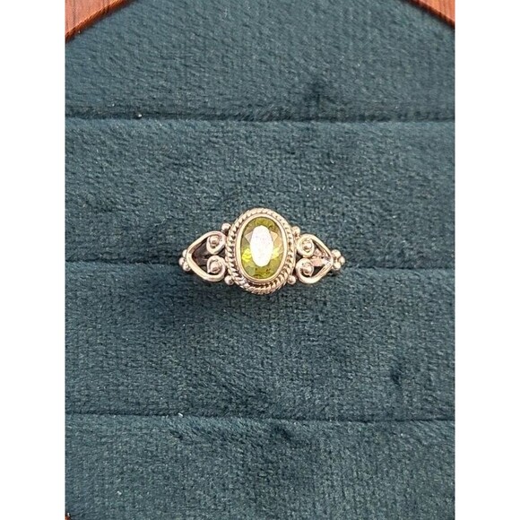 Sterling Silver Peridot Ring 925 Size 6 Oval Green Gem Vintage Leaf Band Gift - Picture 2 of 6